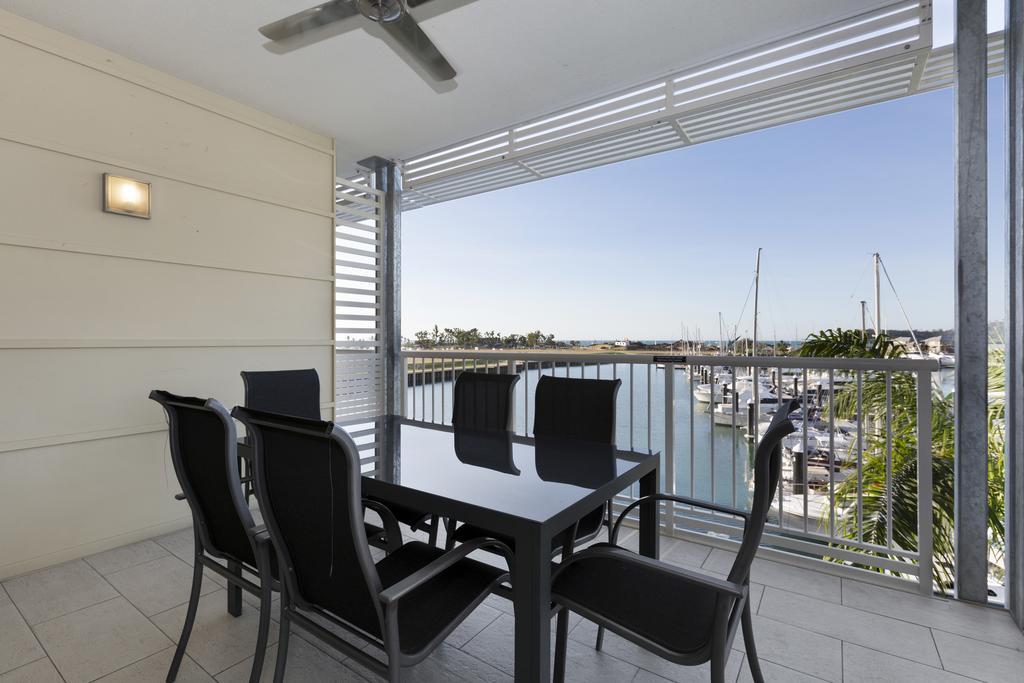 Ferienwohnung Boathouse Port Of Airlie Airlie Beach Zimmer foto