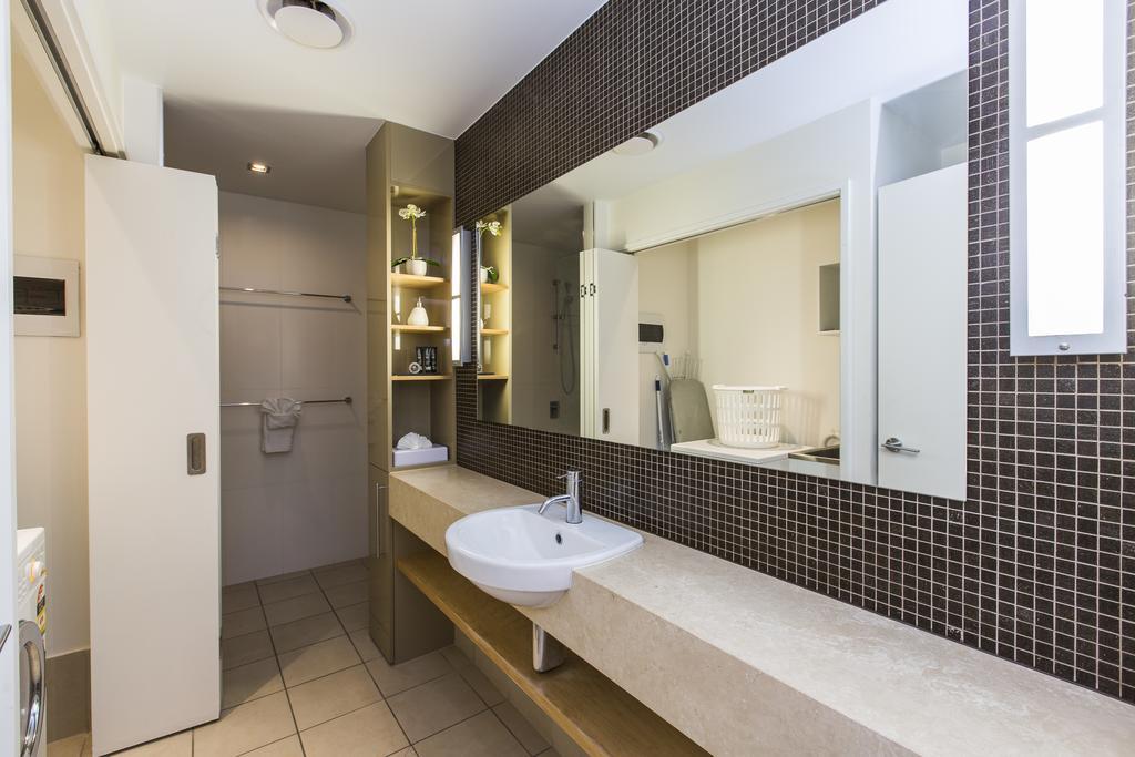 Ferienwohnung Boathouse Port Of Airlie Airlie Beach Zimmer foto